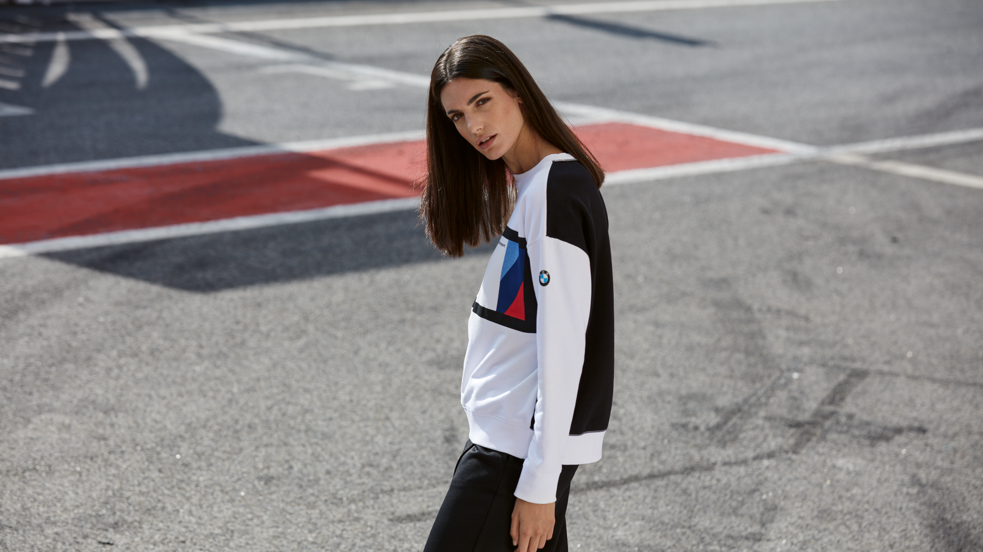 Collection BMW M Motorsport. On observe un mannequin féminin qui porte des pièces de la collection BMW M Motorsport.